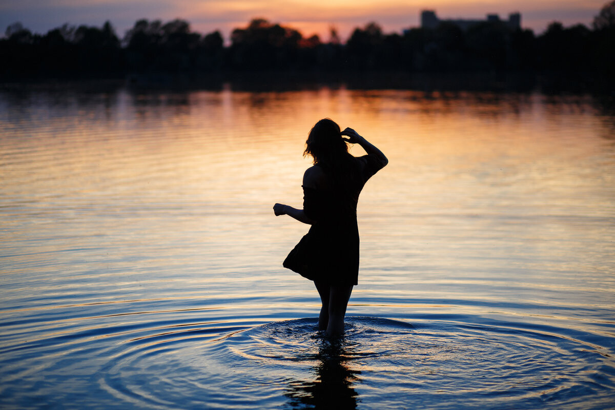 Девушка на озере со спины реальное фото