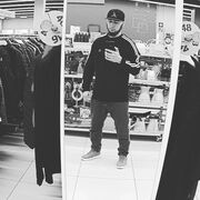  ,  Shoxrux, 32