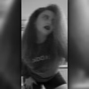  ,  Veronika, 20