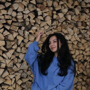  ,   Lola, 27 ,  