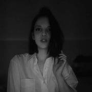  ,  Viktoria, 25