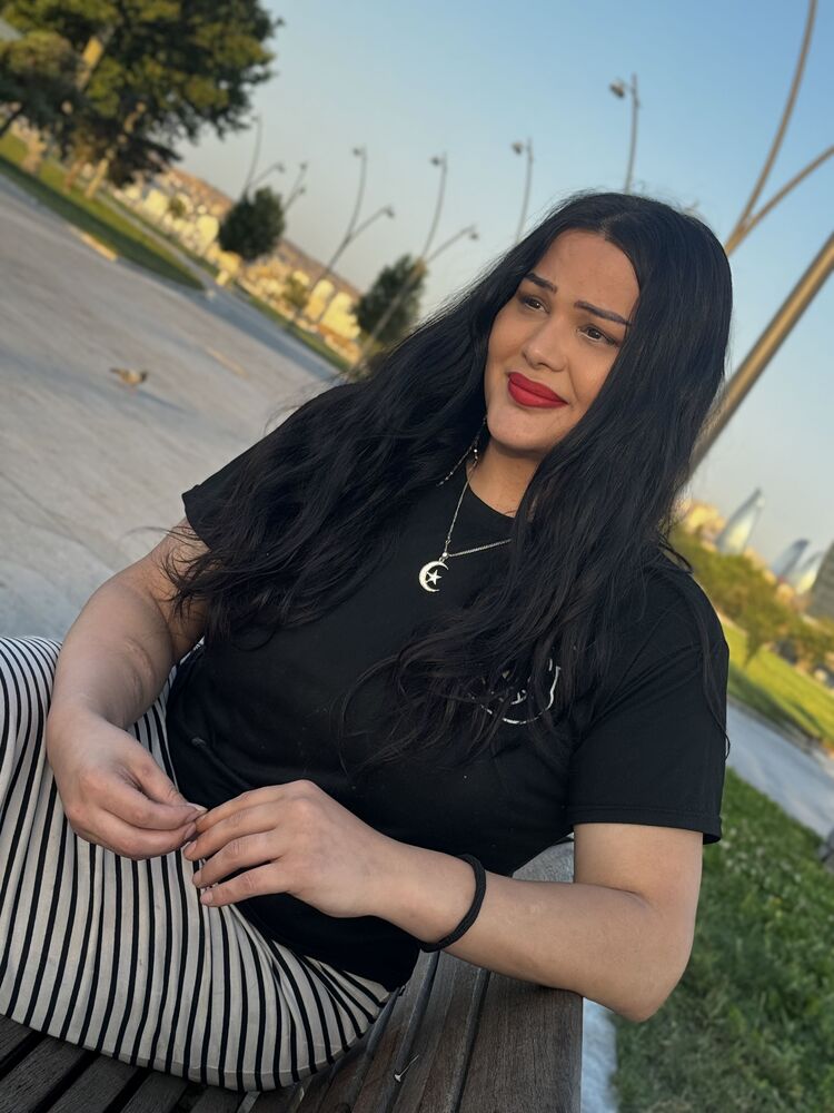  52372793  Zara, 29 ,    