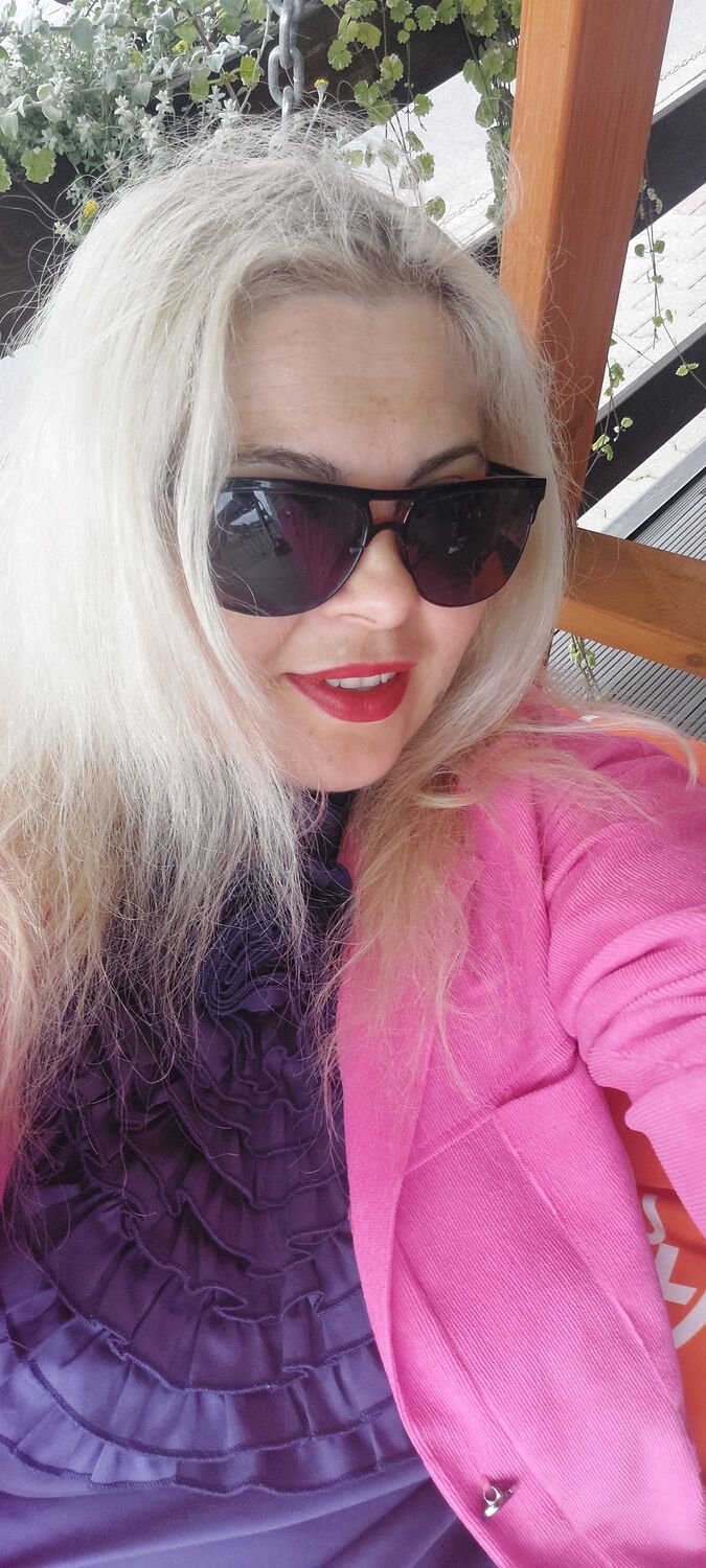  44691303  Barbie, 37 ,    