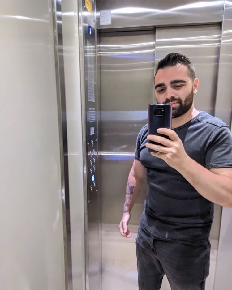  48999603  Georg, 31 ,    