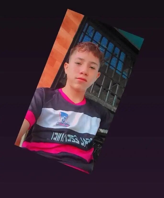  44275793  Carlos, 19 ,    