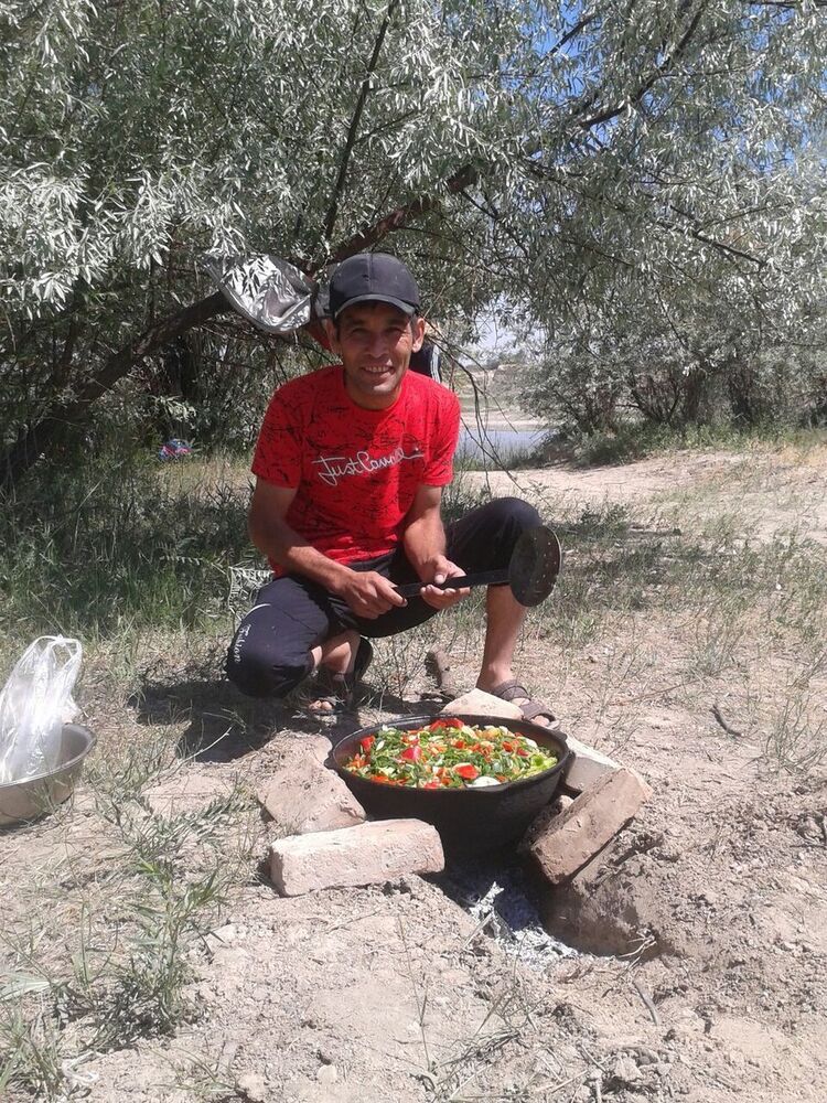  18522733  Rustam, 46 ,    