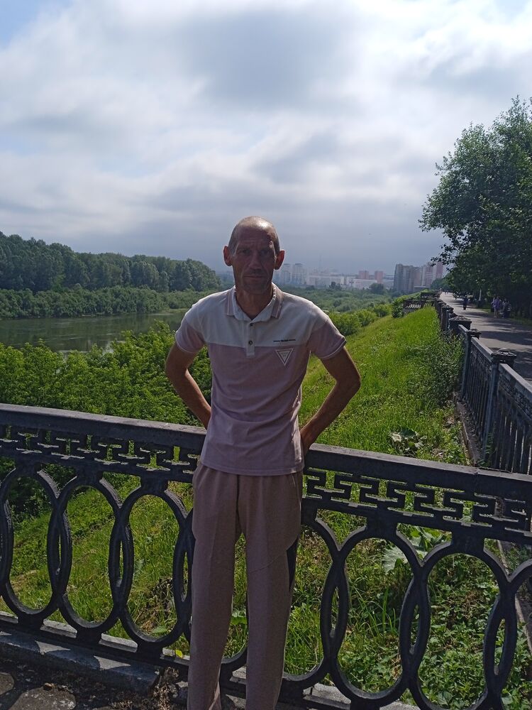  44349823  Ivan, 42 ,    