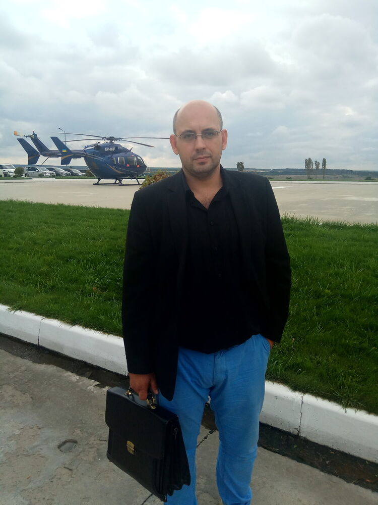  11021283  Roman, 42 ,    