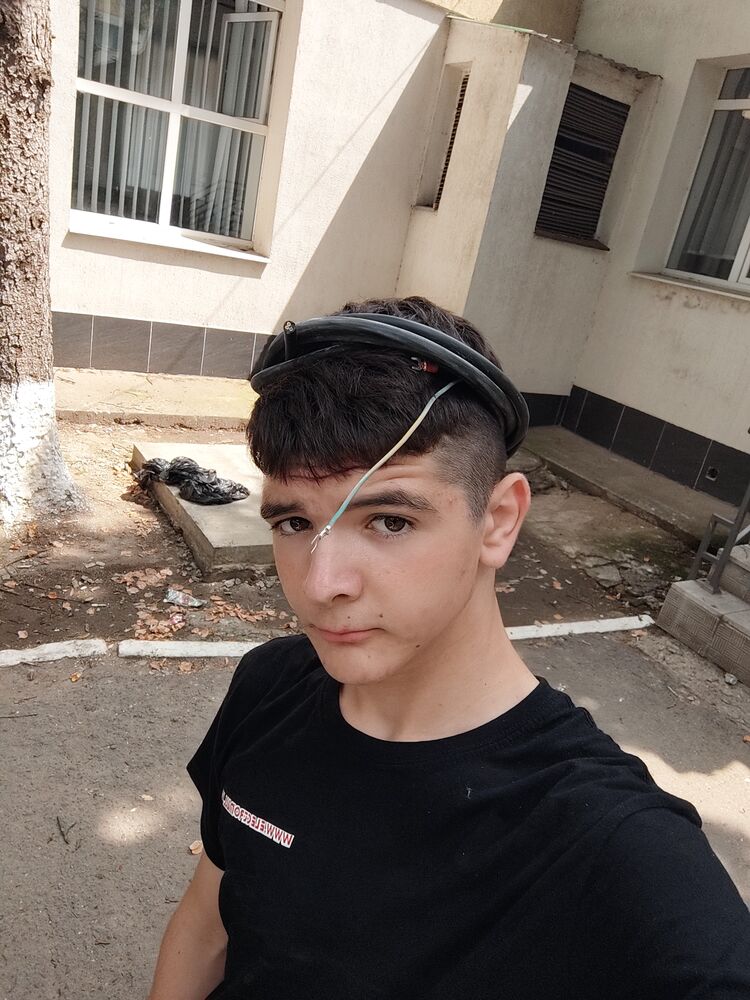  53590553  Liviu, 18 ,    