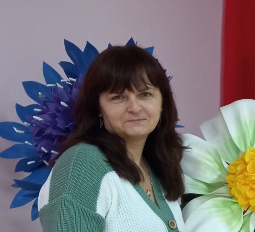  52197013  Elena, 44 ,     