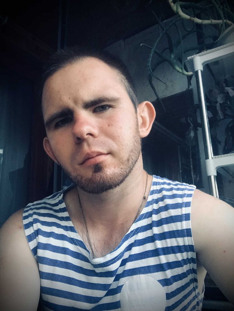  42215473  Denis, 23 ,    