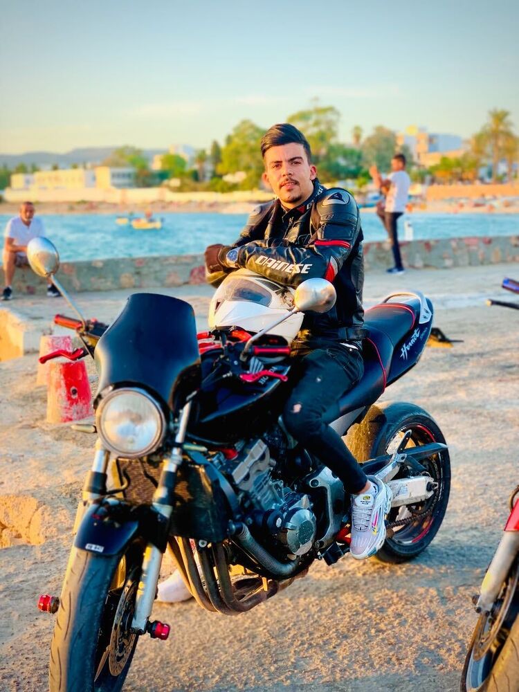  33982063  Hussain, 25 ,    Tunis