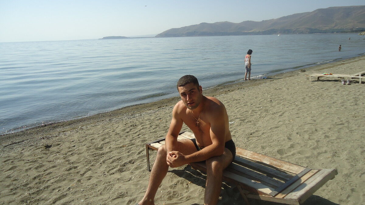  ,   Armen, 37 ,   ,   , c 