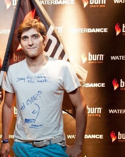  4867393  Wa7up, 37 ,     