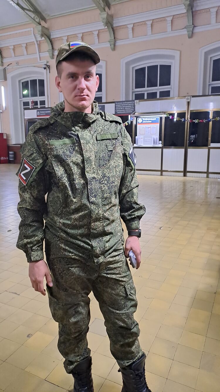  32244363  Viktor, 27 ,    