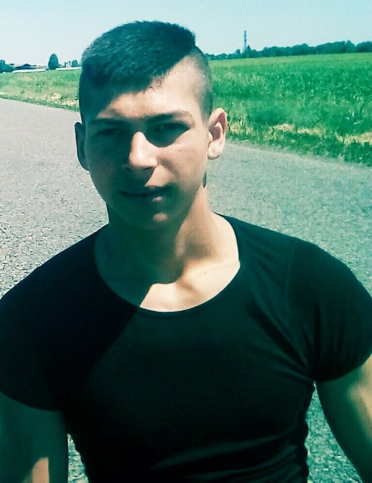  22013823  Viktor, 22 ,    