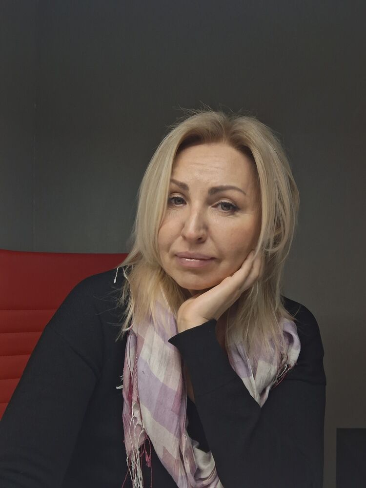 48773163  Lara, 44 ,    
