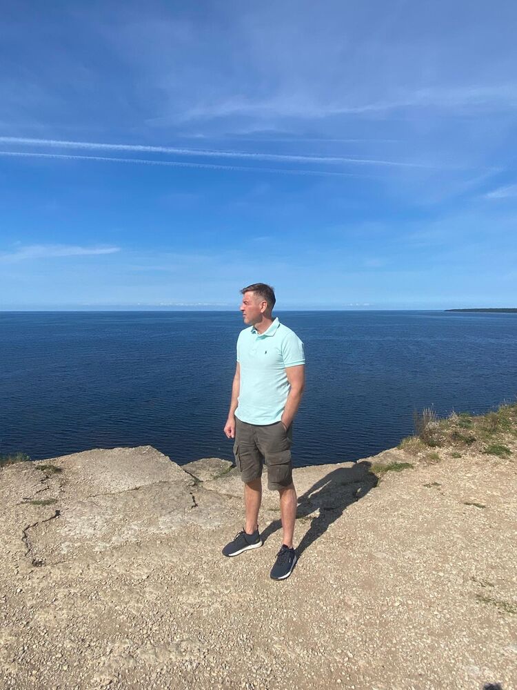  49802943  Roman, 56 ,    