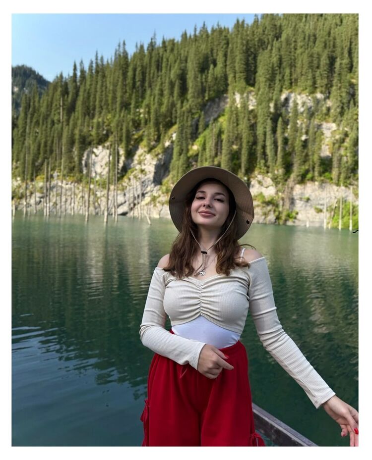  ,   Lena, 32 ,   ,   