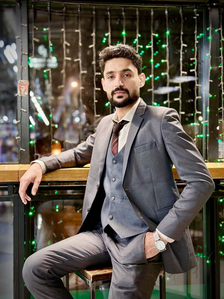  54582963  Khan, 26 ,    