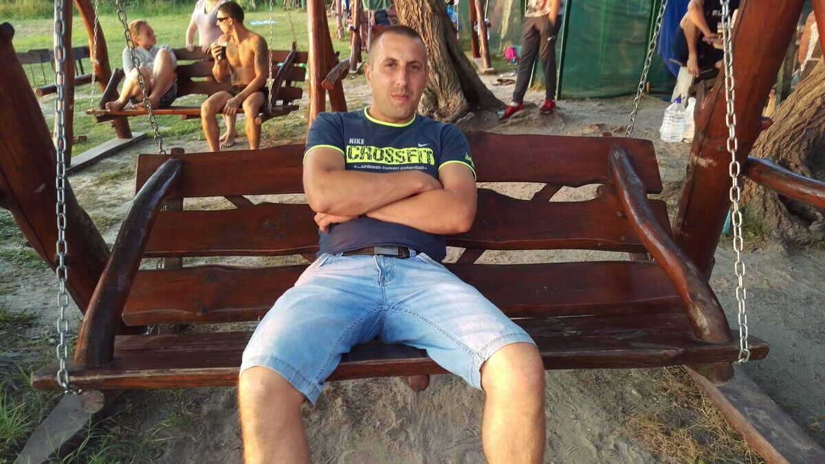  21011403  Vladimir, 41 ,    