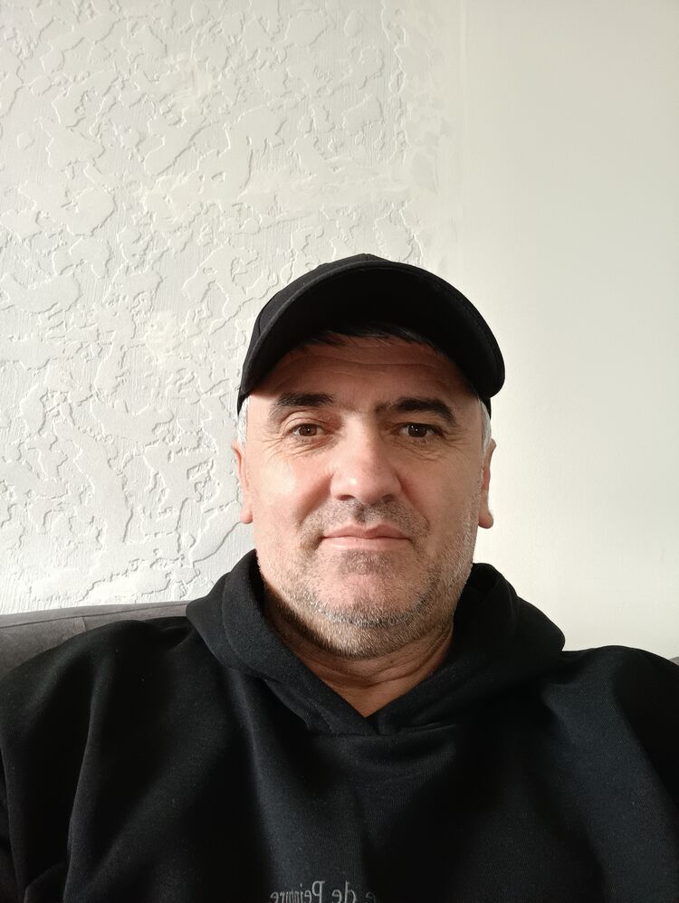  41227953  Artur, 45 ,    
