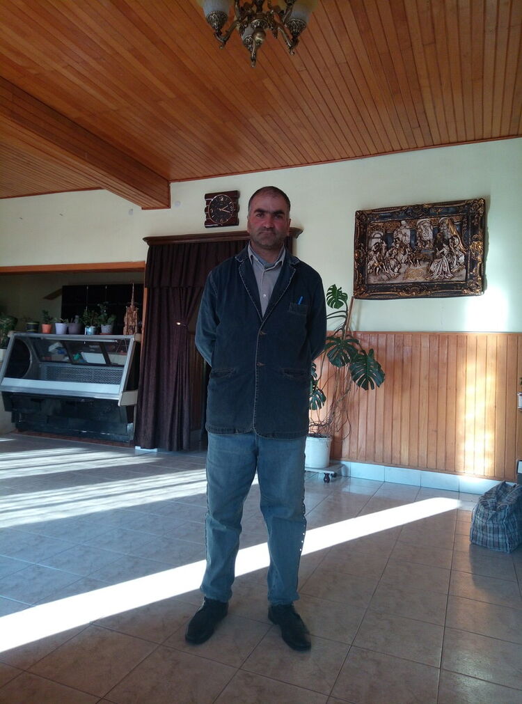  18685963  Zviad, 47 ,    