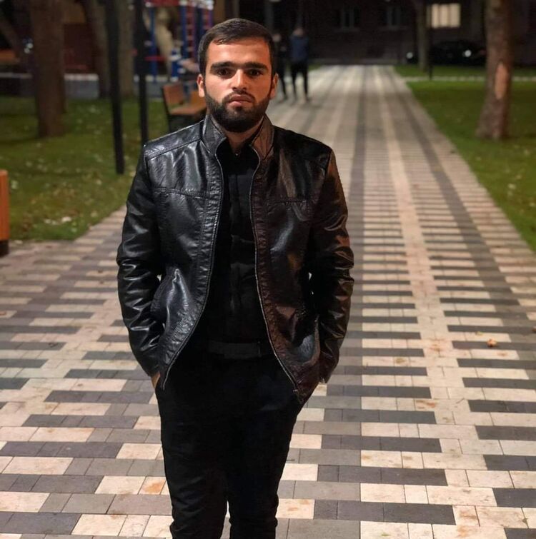  33514603  Arsen, 26 ,    