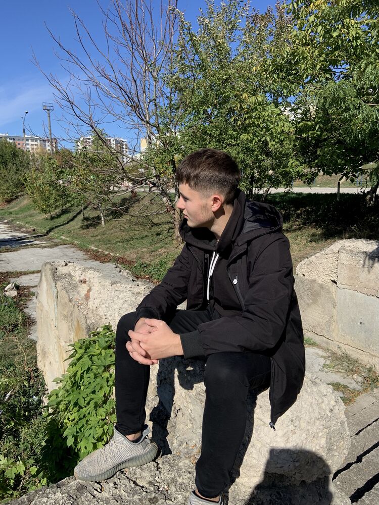  34700913  Slavik, 21 ,    