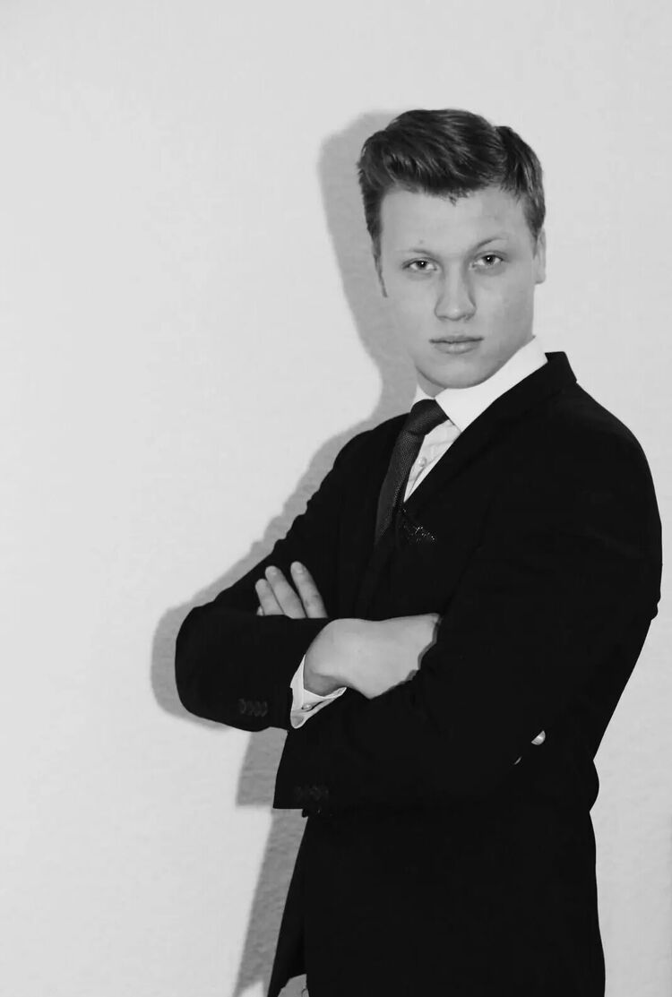  28053573  Nikolas, 29 ,    