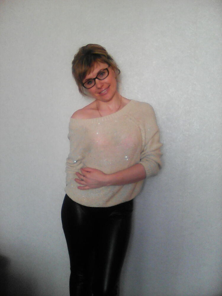  ,   Olia, 44 ,  