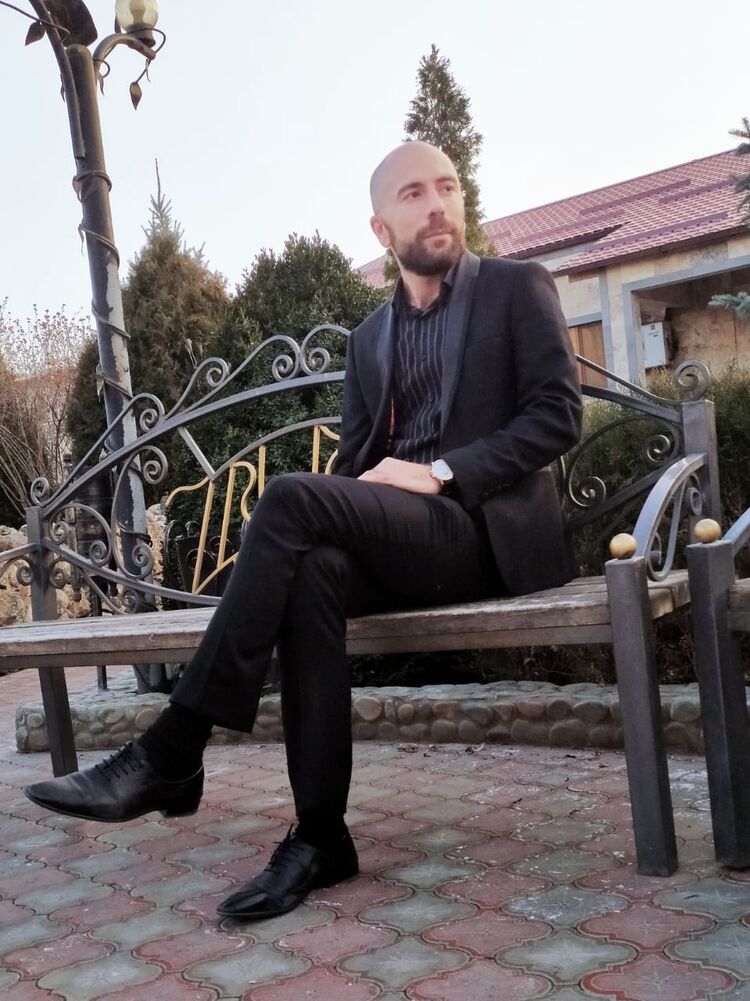  ,   Armen, 32 ,   ,   