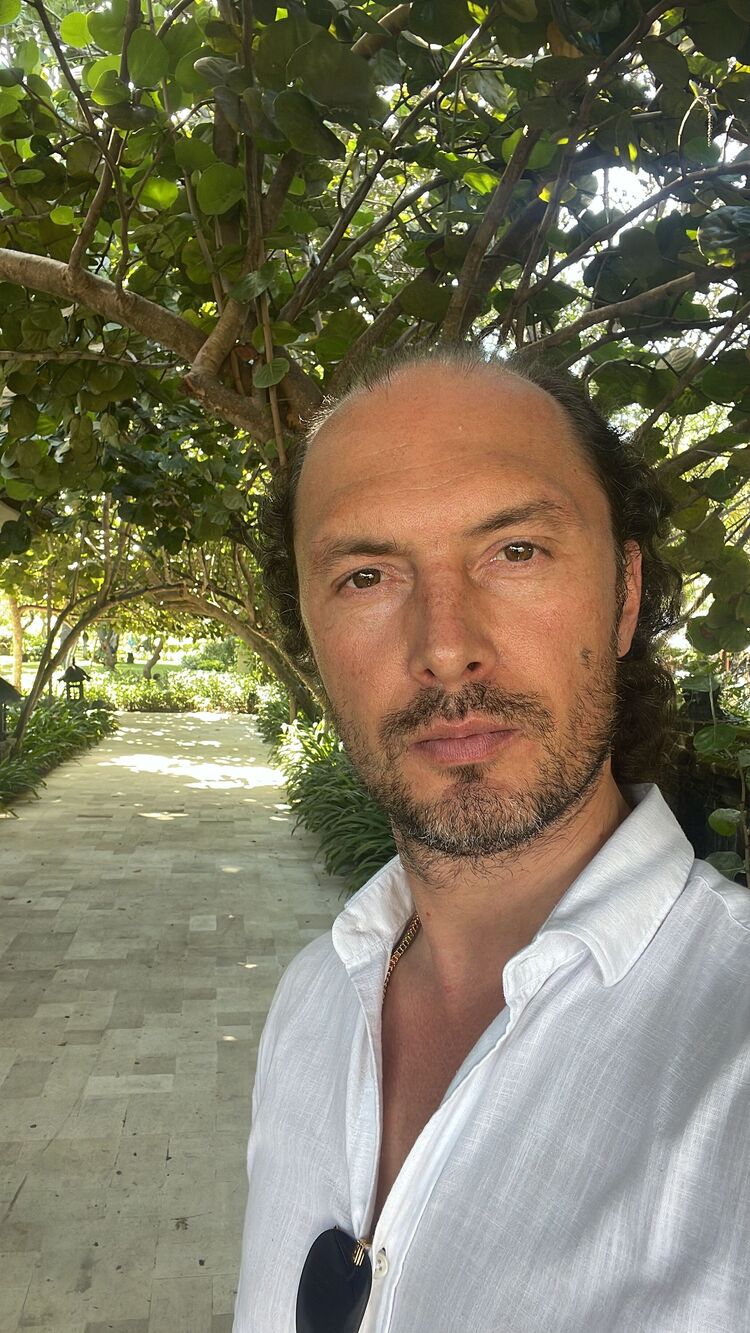  Denpasar,   John Smitt, 37 ,   ,   