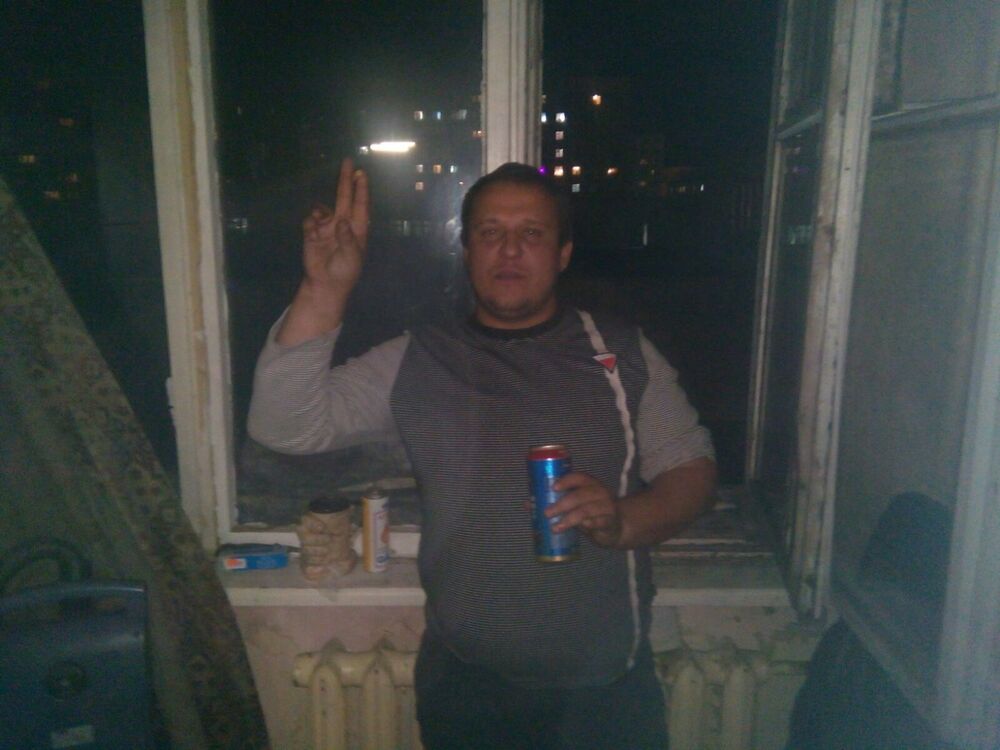  ,   Viktor, 41 ,  