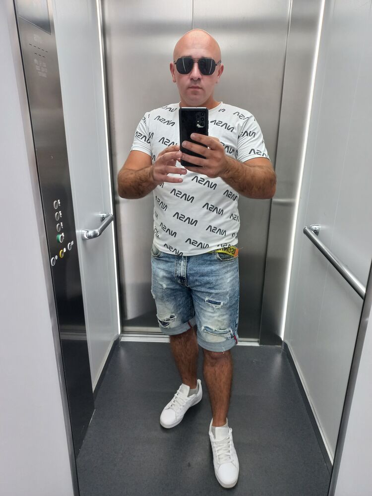  ,   Rezi, 29 ,   ,   