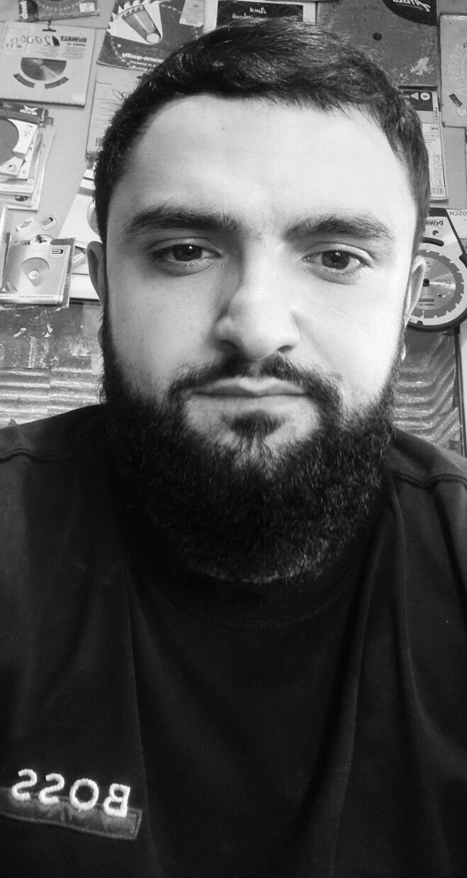  45787403  Razmik, 27 ,    