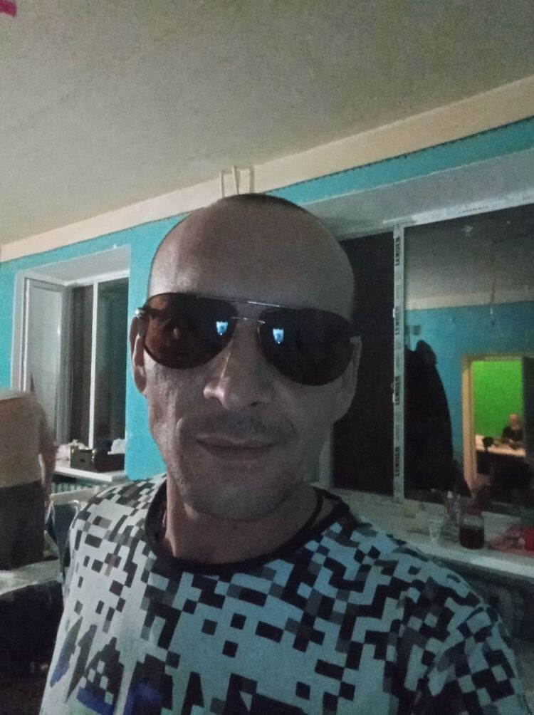  38362613  Denni, 42 ,    