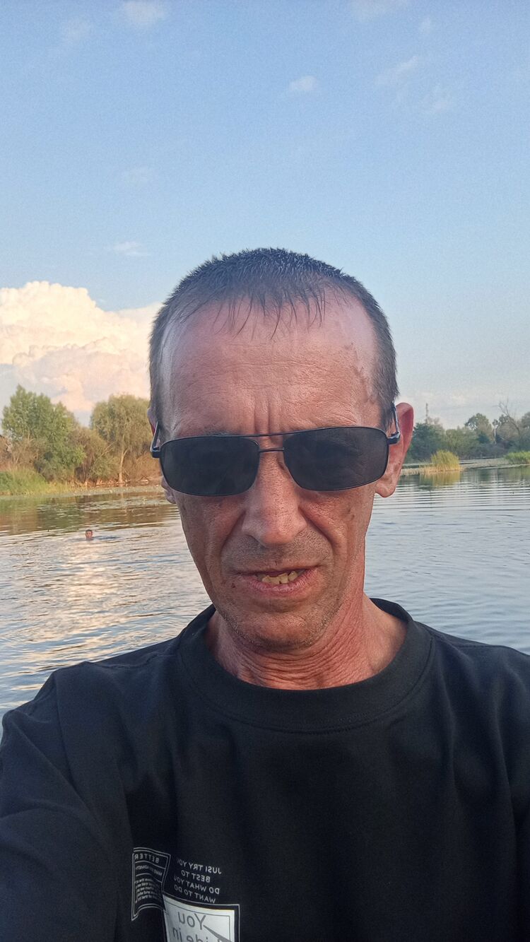  52803593  Viktor, 54 ,    