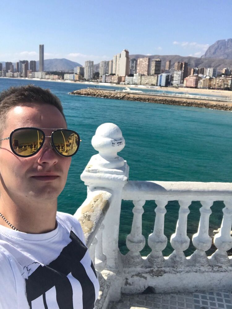  38229253  Denis, 34 ,    