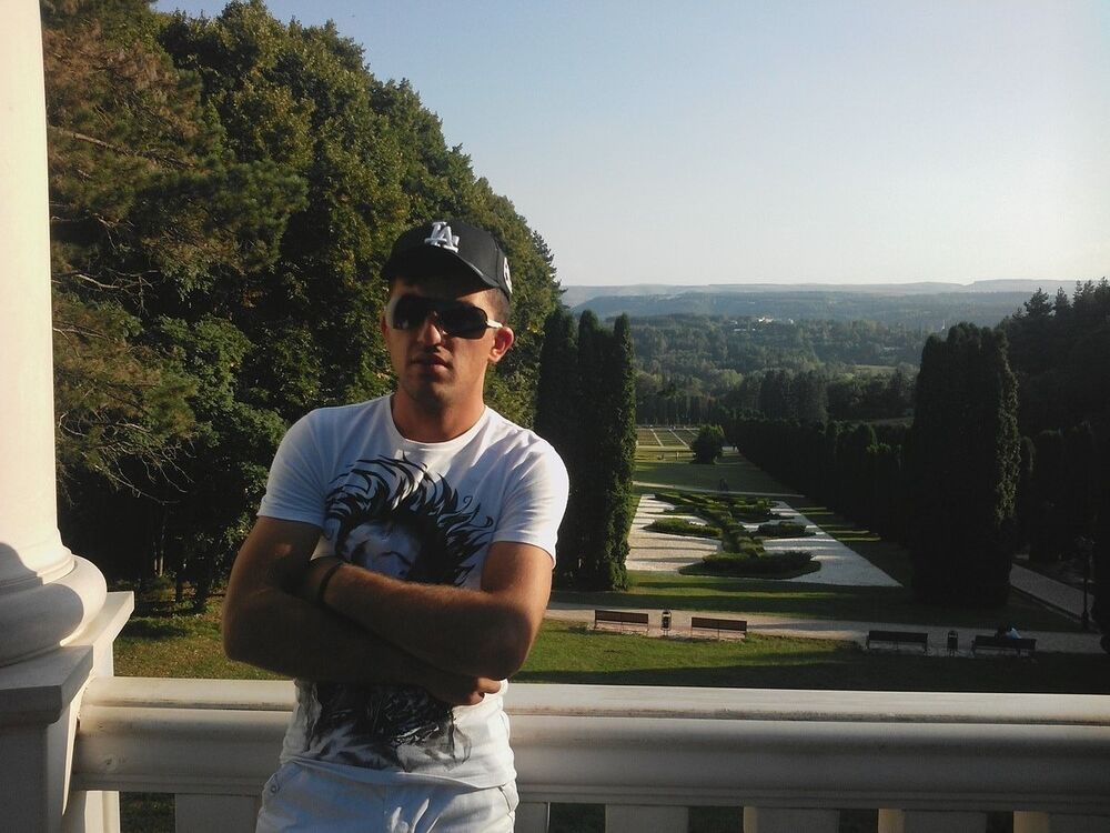  ,   Levon, 33 ,   