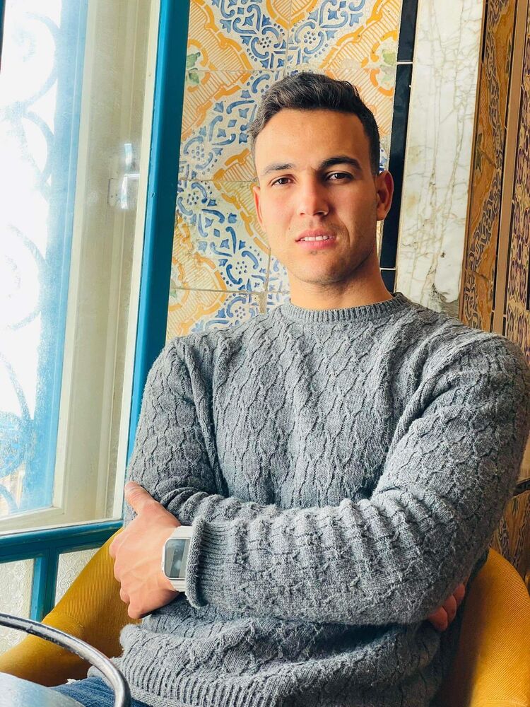  43458683  Bader, 27 ,    