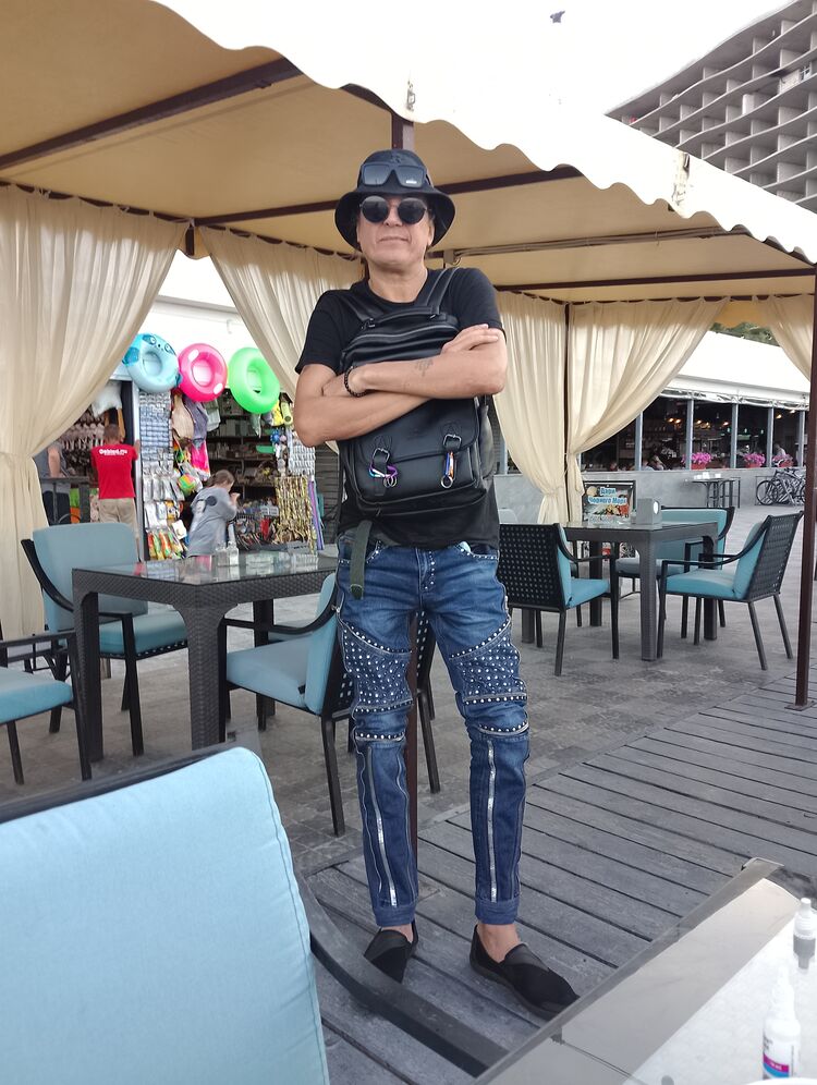  48628893  Platon, 40 ,    