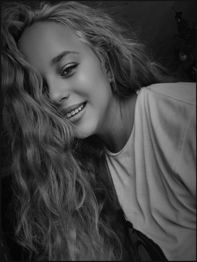  48045993  Kristina, 22 ,    