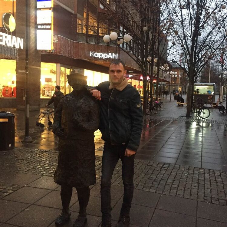  22833383  Aleksander, 42 ,    