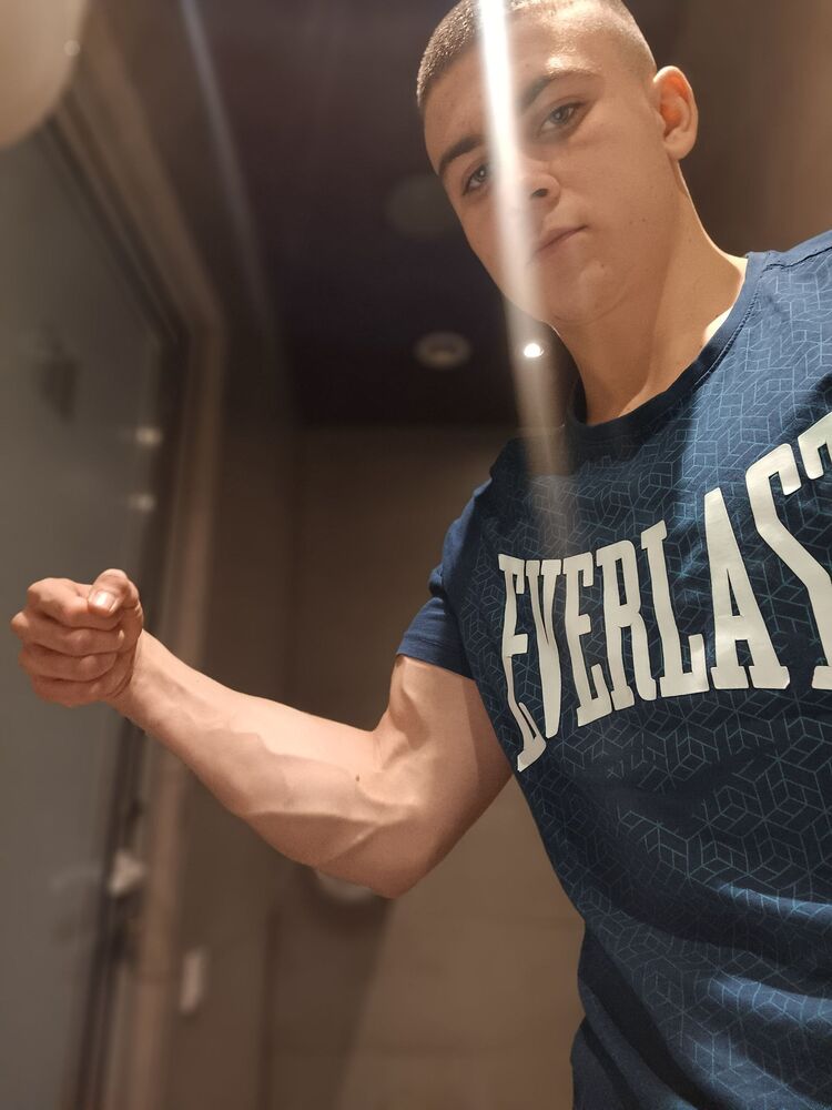  54665083  Roman, 23 ,    