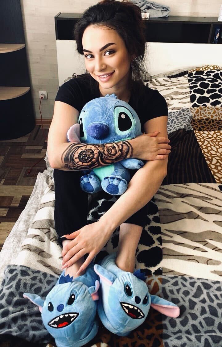  ,   Anya, 29 ,   c 