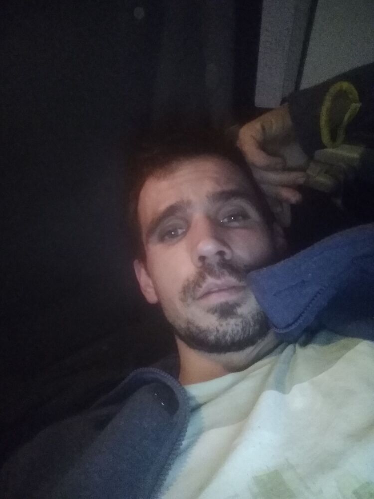  40690593  Dominik, 29 ,    