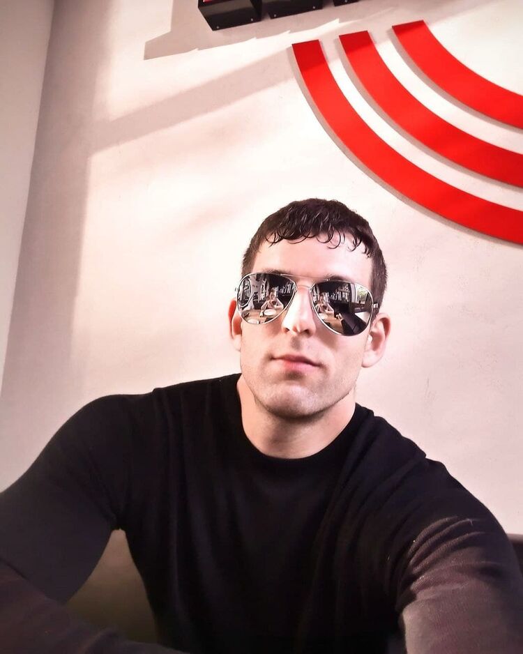  24067043  Artem, 27 ,    
