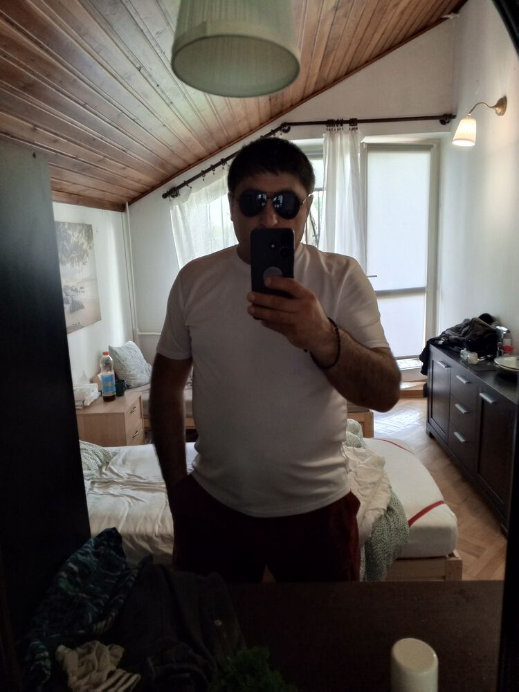 48662303  David, 44 ,    