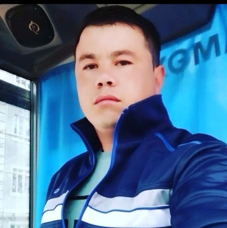  53854813  Komil, 32 ,    